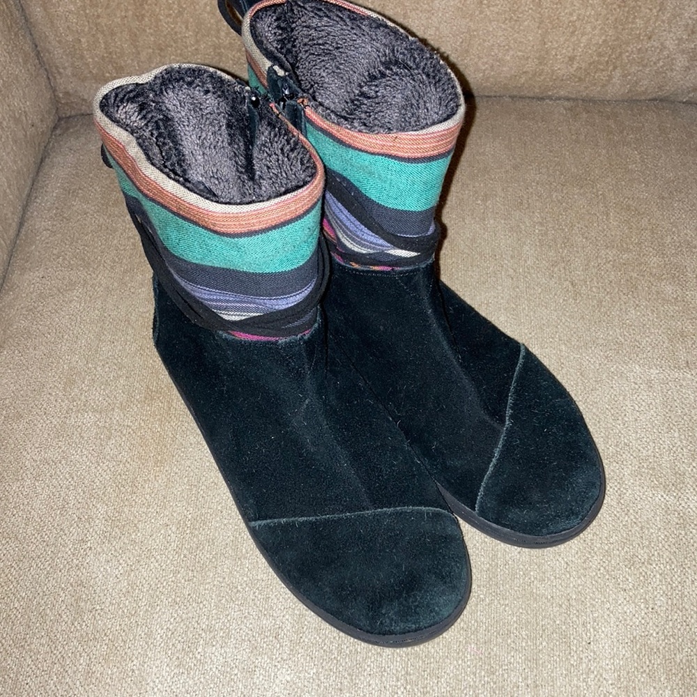 TOMS Big Kids Rubber Sole Faux Fur Lined Suede Zip up Fall Winter Boots Size 4 - Picture 3 of 12
